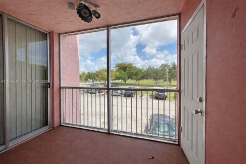 Condo in Miami, Florida, 2 bedrooms № 1990061 - photo 7