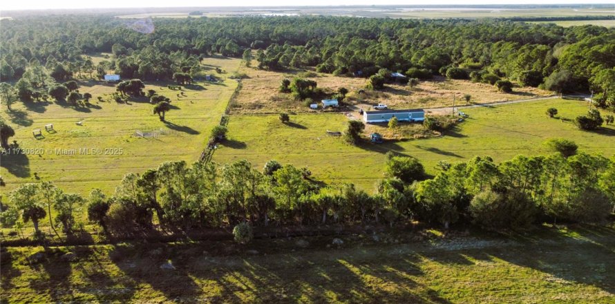 Commercial property in Clewiston, Florida № 1894255