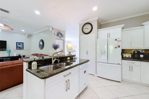 Villa ou maison à vendre à Miramar, Floride: 4 chambres, 221.39 m2 № 2274105 - photo 30