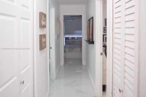 Villa ou maison à vendre à Miami, Floride: 4 chambres, 161.93 m2 № 2015442 - photo 12