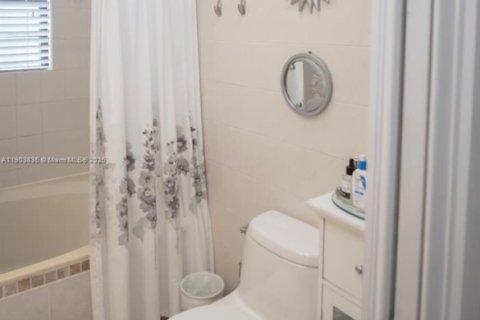 Villa ou maison à vendre à Miami, Floride: 4 chambres, 161.93 m2 № 2015442 - photo 28