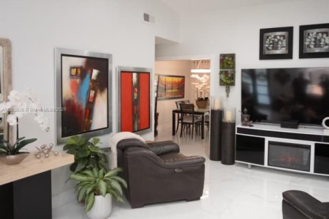 Villa ou maison à vendre à Miami, Floride: 4 chambres, 161.93 m2 № 2015442 - photo 6