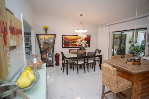Villa ou maison à vendre à Miami, Floride: 4 chambres, 161.93 m2 № 2015442 - photo 9
