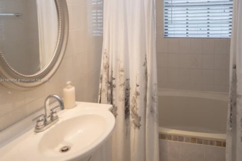 Villa ou maison à vendre à Miami, Floride: 4 chambres, 161.93 m2 № 2015442 - photo 27