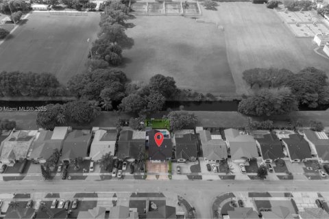 Villa ou maison à vendre à Miami, Floride: 4 chambres, 161.93 m2 № 2015442 - photo 3