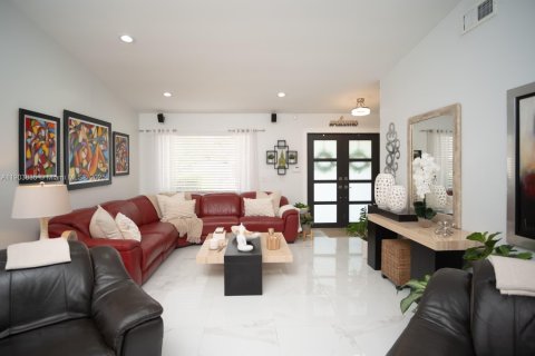 Villa ou maison à vendre à Miami, Floride: 4 chambres, 161.93 m2 № 2015442 - photo 7