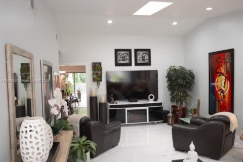 Villa ou maison à vendre à Miami, Floride: 4 chambres, 161.93 m2 № 2015442 - photo 5