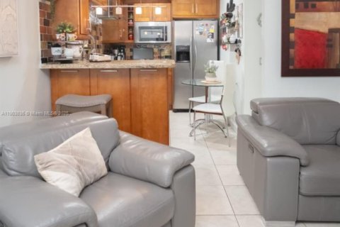 Villa ou maison à vendre à Miami, Floride: 4 chambres, 161.93 m2 № 2015442 - photo 29