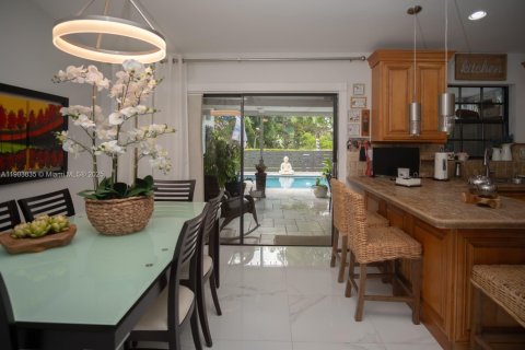 Villa ou maison à vendre à Miami, Floride: 4 chambres, 161.93 m2 № 2015442 - photo 10