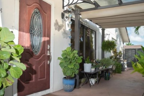 Villa ou maison à vendre à Miami, Floride: 4 chambres, 161.93 m2 № 2015442 - photo 30
