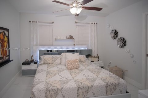 Villa ou maison à vendre à Miami, Floride: 4 chambres, 161.93 m2 № 2015442 - photo 13