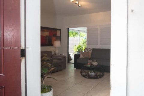 Villa ou maison à vendre à Miami, Floride: 4 chambres, 161.93 m2 № 2015442 - photo 23
