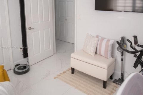 Villa ou maison à vendre à Miami, Floride: 4 chambres, 161.93 m2 № 2015442 - photo 18