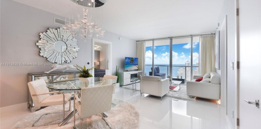 Condo in Miami, Florida, 3 bedrooms  № 1968509