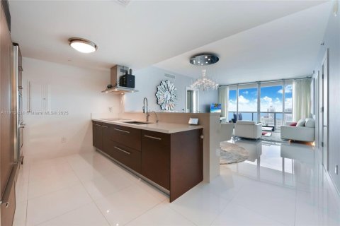 Condo in Miami, Florida, 3 bedrooms  № 1968509 - photo 2