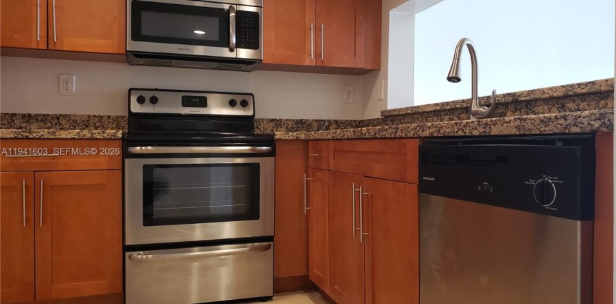 Кондоминиум с 1 спальней в Пемброк-Пайнс, Флорида № 1998903