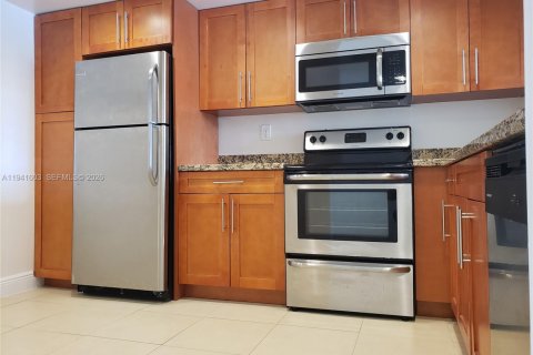 Купить кондоминиум в Пемброк-Пайнс, Флорида 1 спальня, 71.53м2, № 1998903 - фото 2