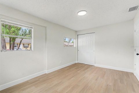 Villa ou maison à vendre à Tampa, Floride: 4 chambres, 104.24 m2 № 2329566 - photo 23