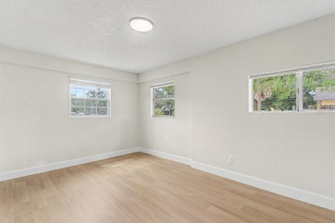 Villa ou maison à vendre à Tampa, Floride: 4 chambres, 104.24 m2 № 2329566 - photo 6