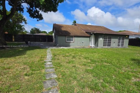 Villa ou maison à louer à Hollywood, Floride: 2 chambres, 132.85 m2 № 1954781 - photo 4