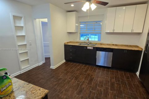 Villa ou maison à louer à Hollywood, Floride: 2 chambres, 132.85 m2 № 1954781 - photo 16