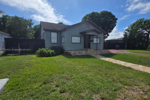 Villa ou maison à louer à Hollywood, Floride: 2 chambres, 132.85 m2 № 1954781 - photo 2