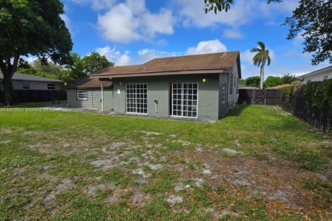 Villa ou maison à louer à Hollywood, Floride: 2 chambres, 132.85 m2 № 1954781 - photo 5