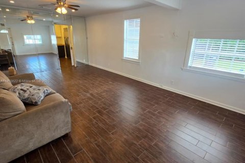 Villa ou maison à louer à Hollywood, Floride: 2 chambres, 132.85 m2 № 1954781 - photo 12