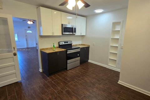 Villa ou maison à louer à Hollywood, Floride: 2 chambres, 132.85 m2 № 1954781 - photo 15