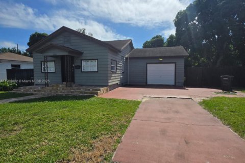 Villa ou maison à louer à Hollywood, Floride: 2 chambres, 132.85 m2 № 1954781 - photo 1
