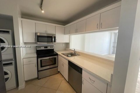 Condo in Miami, Florida, 1 bedroom  № 1953752 - photo 1