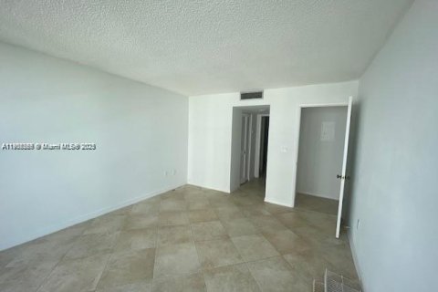 Condo in Miami, Florida, 1 bedroom  № 1953752 - photo 5