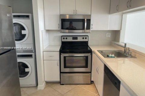 Condo in Miami, Florida, 1 bedroom  № 1953752 - photo 2