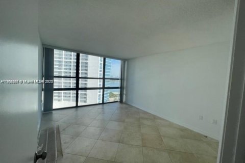 Condo in Miami, Florida, 1 bedroom  № 1953752 - photo 4