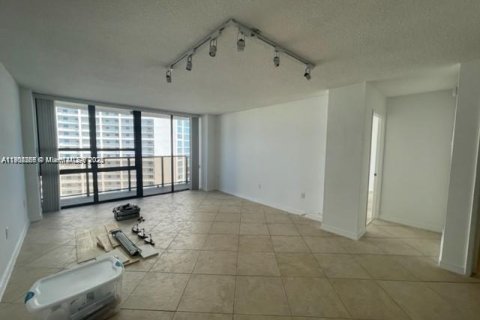 Condo in Miami, Florida, 1 bedroom  № 1953752 - photo 3