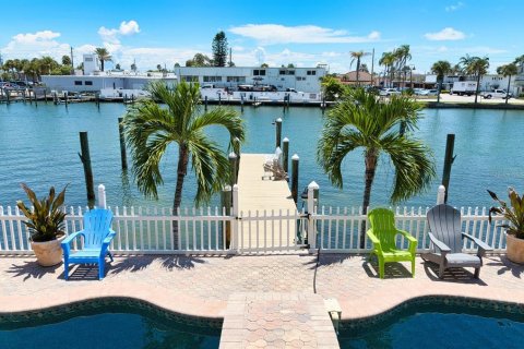Condo in Treasure Island, Florida, 3 bedrooms  № 1588739 - photo 1
