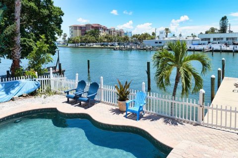 Condo in Treasure Island, Florida, 3 bedrooms  № 1588739 - photo 17