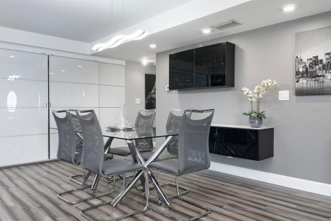 Condo in Treasure Island, Florida, 3 bedrooms  № 1588739 - photo 11