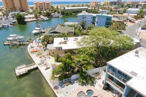 Condo in Treasure Island, Florida, 3 bedrooms  № 1588739 - photo 19