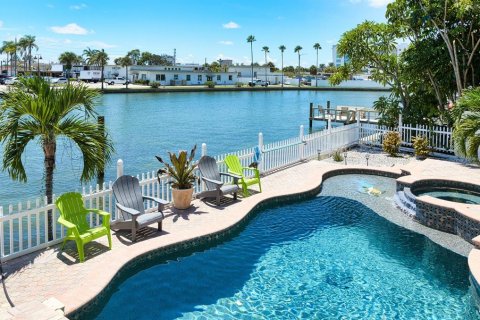 Condo in Treasure Island, Florida, 3 bedrooms  № 1588739 - photo 15