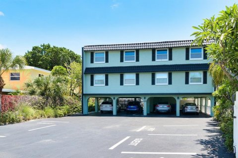 Condo in Treasure Island, Florida, 3 bedrooms  № 1588739 - photo 13