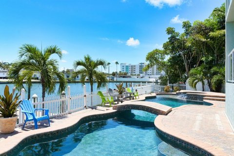 Condo in Treasure Island, Florida, 3 bedrooms  № 1588739 - photo 16