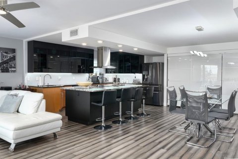 Condo in Treasure Island, Florida, 3 bedrooms  № 1588739 - photo 9