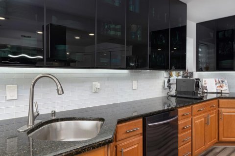 Condo in Treasure Island, Florida, 3 bedrooms  № 1588739 - photo 8