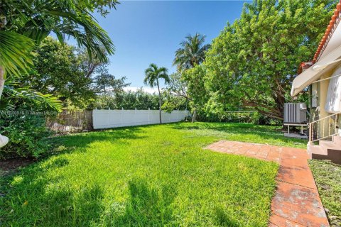House in Surfside, Florida 3 bedrooms, 179.39 sq.m. № 1850392 - photo 6