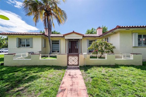 House in Surfside, Florida 3 bedrooms, 179.39 sq.m. № 1850392 - photo 13