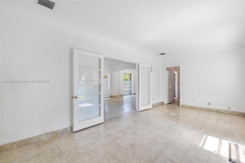 House in Surfside, Florida 3 bedrooms, 179.39 sq.m. № 1850392 - photo 9