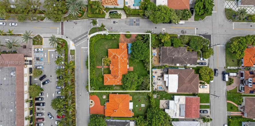 House in Surfside, Florida 3 bedrooms, 179.39 sq.m. № 1850392