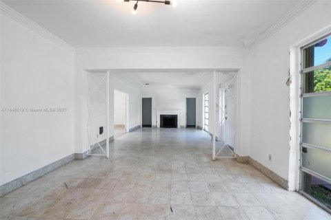 House in Surfside, Florida 3 bedrooms, 179.39 sq.m. № 1850392 - photo 11