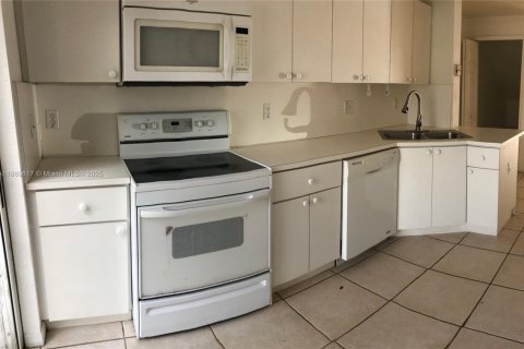 Casa en alquiler en Doral, Florida, 3 dormitorios, 108.7 m2 № 1923350 - foto 4